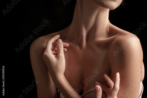 Photo The close-up of a young woman's neck