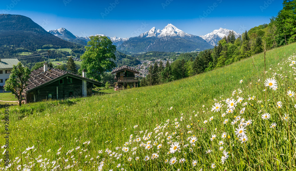 Fototapeta premium Idyllic landscape in the Alps with traditional mountain lodge in springtime