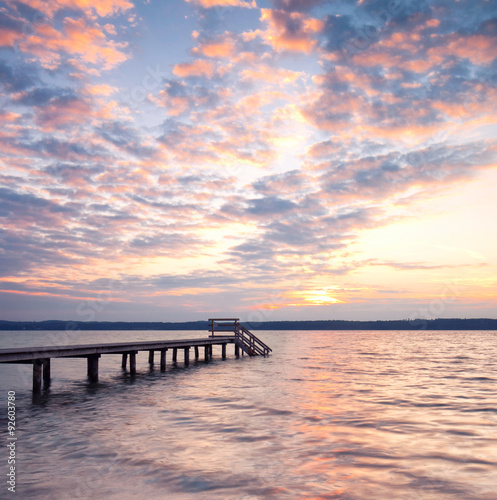 Holzsteg am See im Herbst