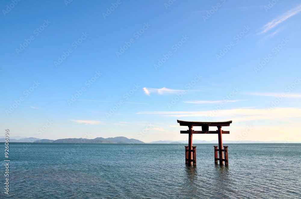 滋賀県　白髭神社　湖畔の鳥居