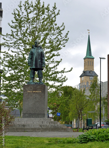 Monument de Roald Amundsen à Tromso, Norvège photo