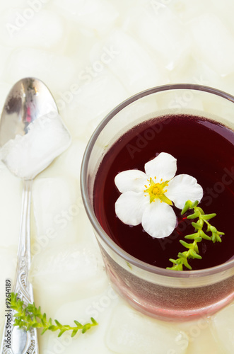 Red wine jelly with white flowers and ice