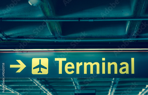 Schild "Terminal" im Flughafen