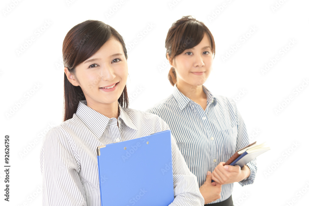 笑顔の二人の女性