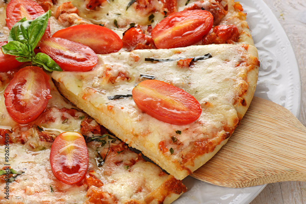 pizza ai pomodorini con basilico pizza ai pomodorini con basilico