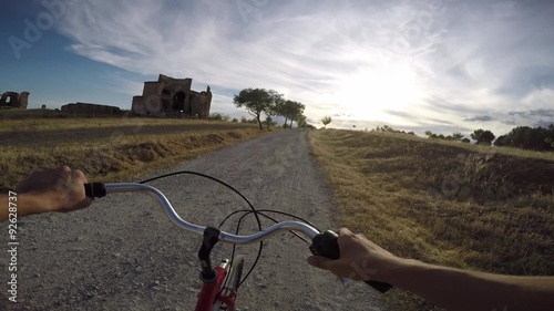 caminar con bicicleta en leganes polvoranca durante la puesta de sol de verano photo