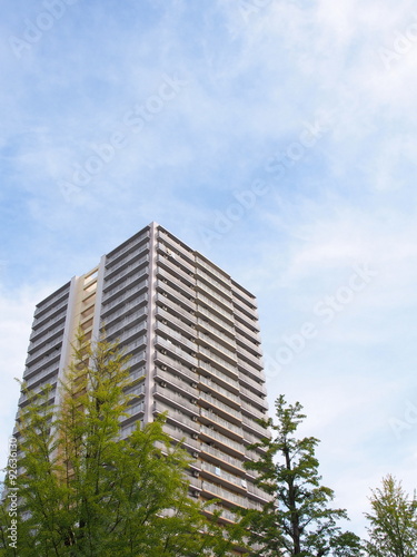 高層マンションと青空 © Takashi Images