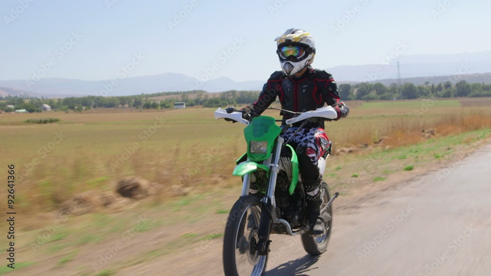Enduro racer riding dirt bike, front side view vehicle shot Stock Video