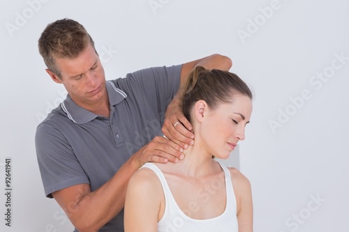 Foto Doctor examining his patient neck
