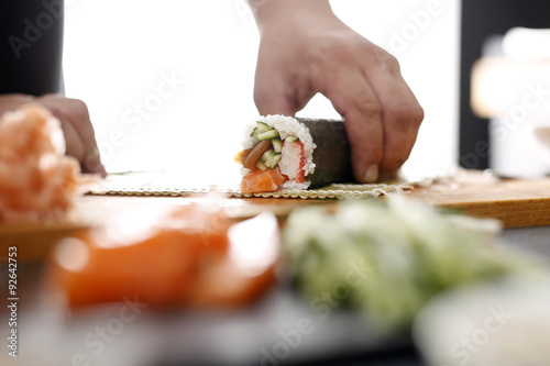 Rolka sushi z łososie, paluszkiem krabowym, ogórkiem i tykwą