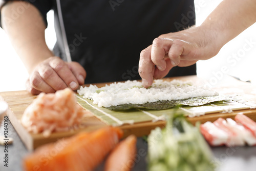 Jak przygotować sushi? Zwijanie rolek sushi w bambusowej macie, etapy tworzenia. photo