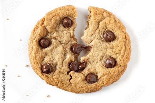 Платно chocolate chip cookie being split in the middle, chocolate chip is melting
