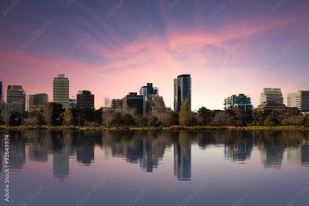 Obraz premium Shot of Melbourne from Albert Park Lake at Sunset