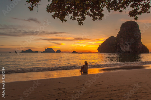 coucher de soleil sur plage de Phra-Nang, Thaïlande 