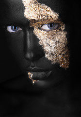 Fotobehang Zwart goud Donker model met gouden oogschaduw  © Kobrinphoto