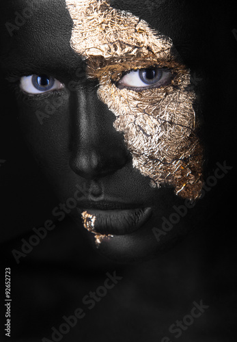 Canvastavla fashion portrait of a dark-skinned girl with gold make-up