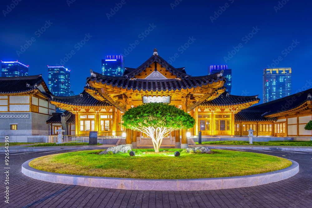 Obraz premium Traditional Korean style architecture at night in Seoul,Korea