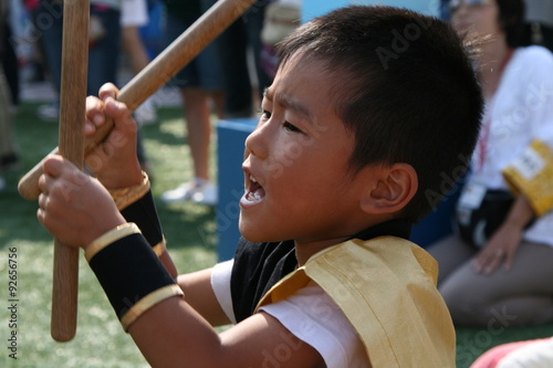 和太鼓を叩く少年　撥