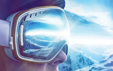 Fotobehang Wintersport Wintersporter geniet van besneeuwd landschap  © lassedesignen