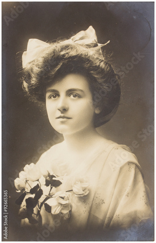 Canvastavla young woman with flowers.