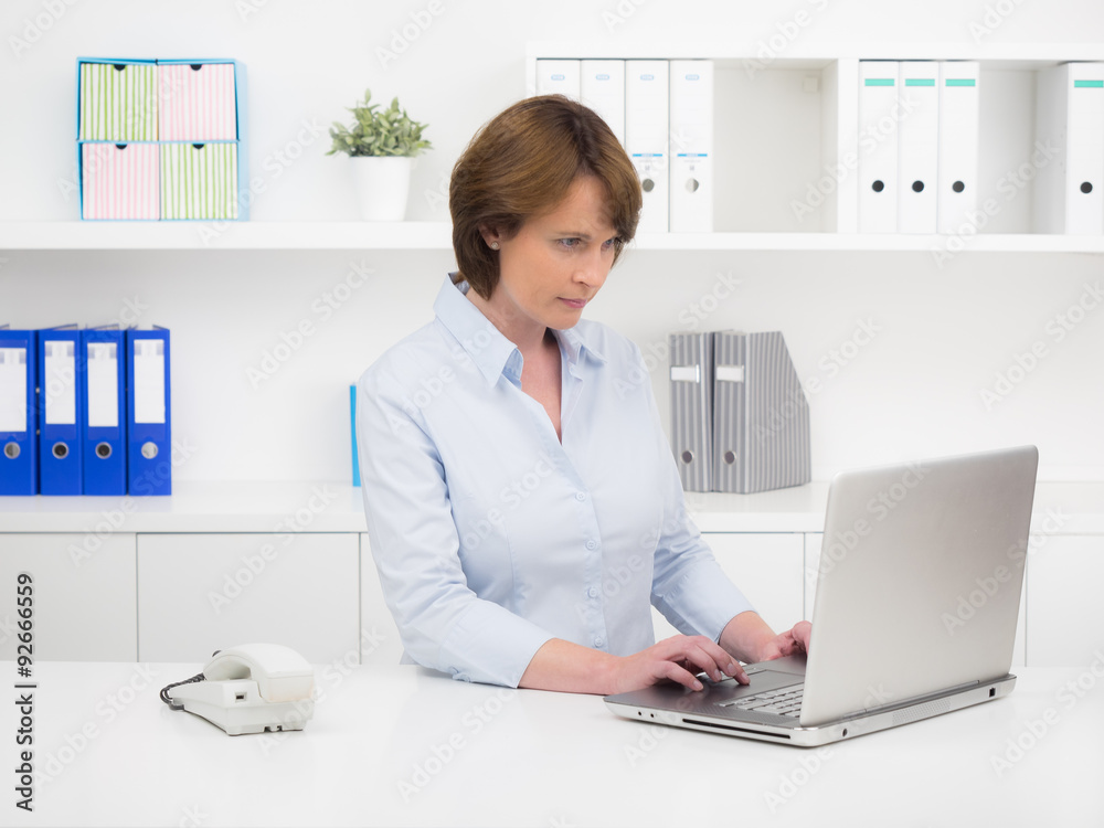 Büromitarbeiterin am Notebook Büromitarbeiterin am Notebook
