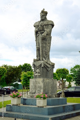 Sculpture dedicated to Vytautas in Veliuona little town photo