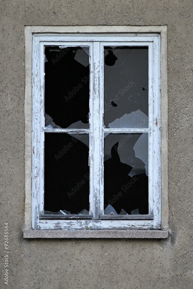 Fototapeta premium Fenster eines verlassenen Wohnblocks