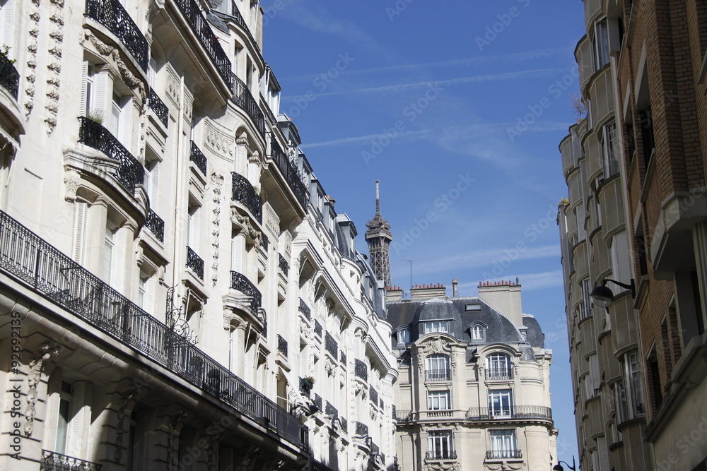 Immeuble ancien et la Tour Eiffel à Paris