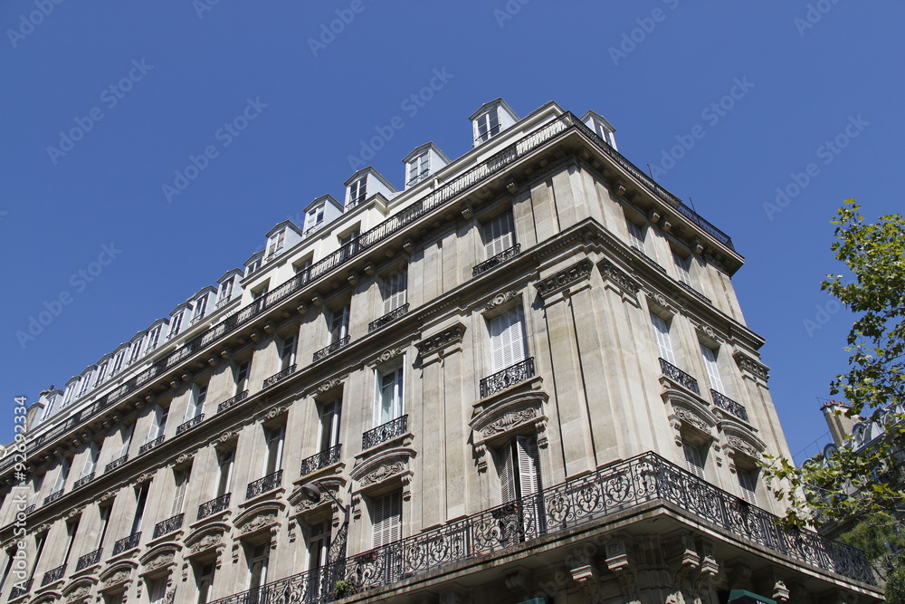 Immeuble ancien du quartier Montmartre à Paris	
