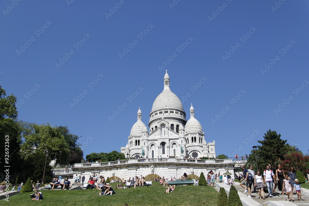 Touristes devant la Basilique du Sacré Cœur à Paris