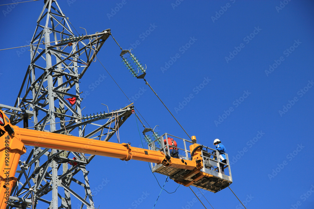 Travaux sur une ligne électrique à très haute tension Travaux sur une ligne électrique à très haute tension