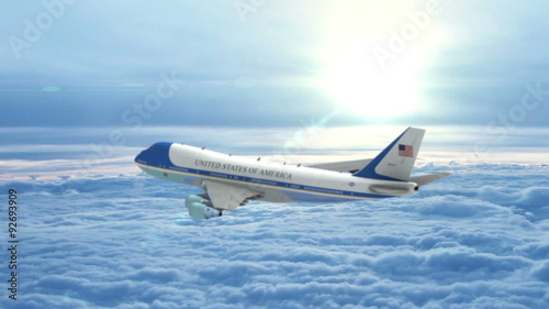 Пассажирский авиалайнер пролетает над облаками