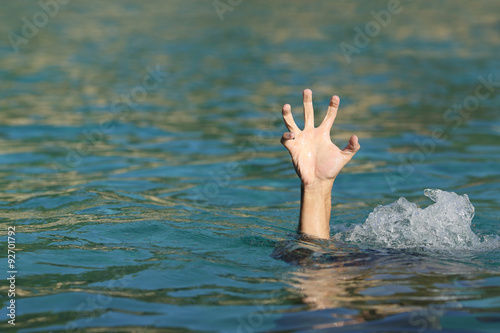 Fotografía Hand of a man drowning in the sea