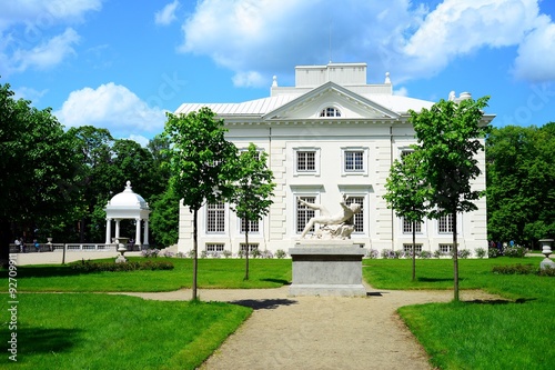 Obraz na płótnie Uzutrakis manor on the board of Galves lake w salonie