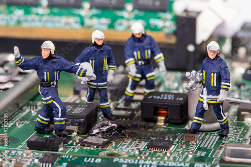 Feuerwehr untersucht defektes Mainboard