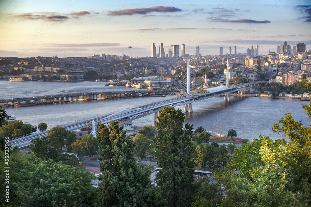 Puentes en el estrecho del Bósforo. Estambul. Puentes en el estrecho del Bósforo. Estambul.