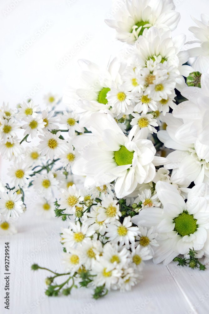 Obraz premium White daisy bouquet on white wood background