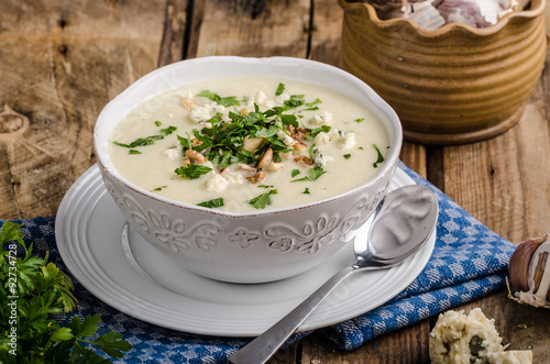 Cauliflower soup with blue cheese