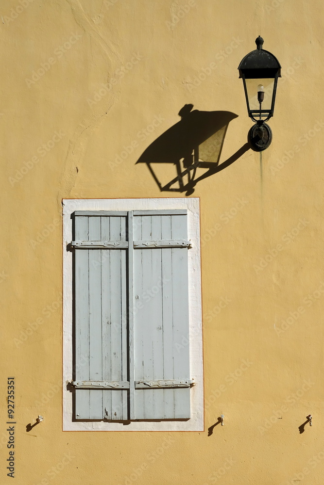 Hauswand mit Fensterladen und Lampe in Hanau-Wilhelmsbad
