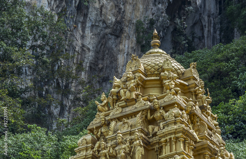 Canvas Print The roof of a Hindu temple, near the entrance to the sacred Batu Caves in Kuala