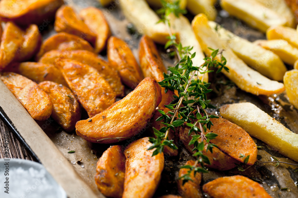 Kartoffel ecken mit Thymian und rosmarin Stock-Foto | Adobe Stock