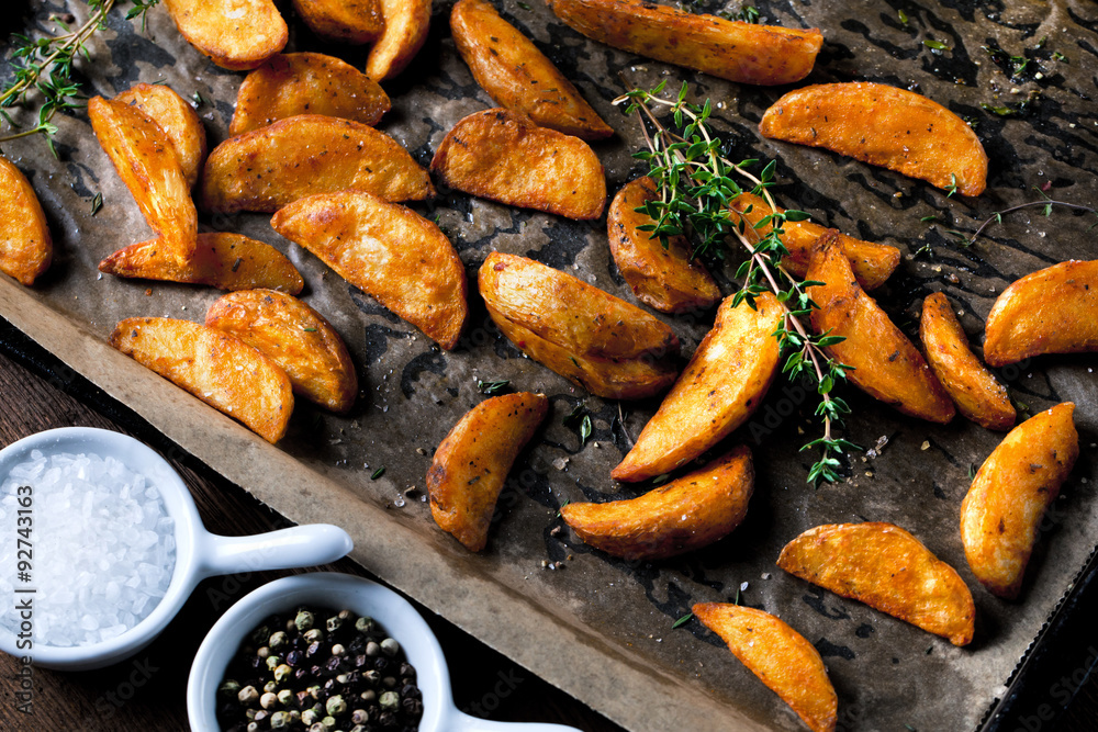 Kartoffel ecken mit Thymian und rosmarin Stock Photo | Adobe Stock