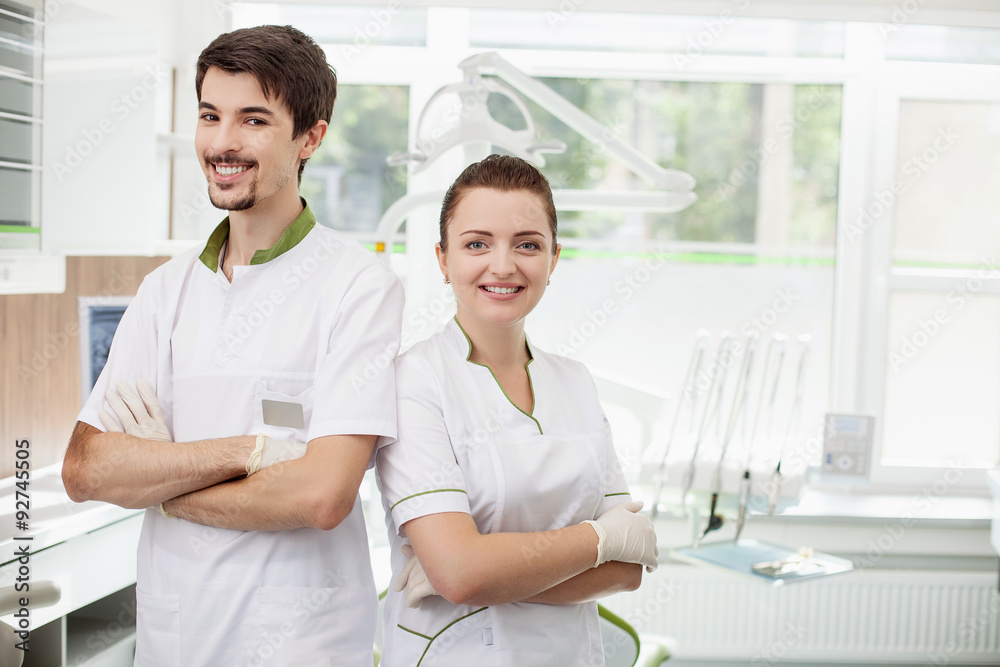 Obraz premium Professional young dentists are working in lab