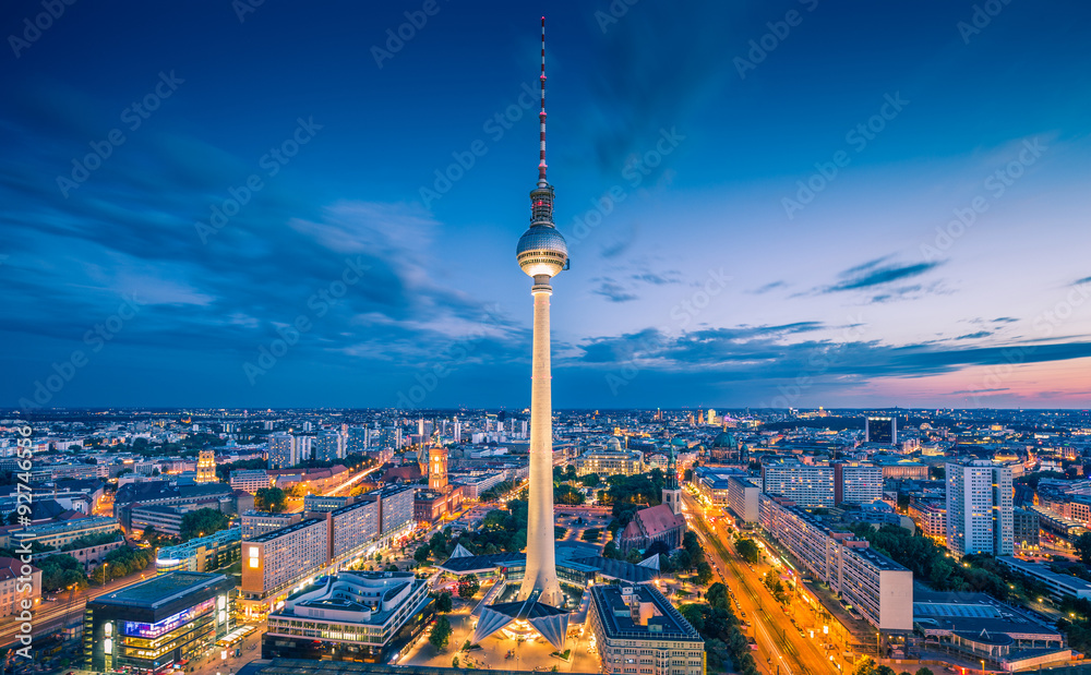 Fototapeta premium Panoramę Berlina z wieżą telewizyjną w nocy, Niemcy