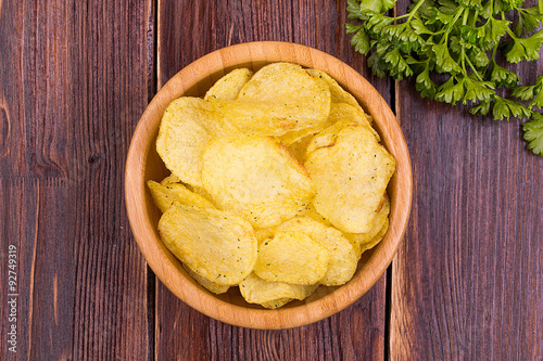 chips with fennel in a wooden plate