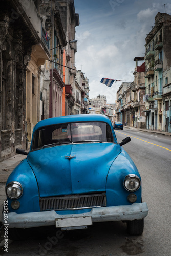Classic american car park on street in Havana,Cuba © marcin jucha