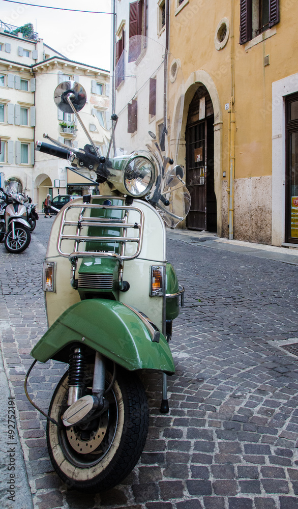 Vespa, scooter nelle strade d'Italia a Verona