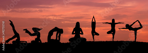 Photo Silhouette of a beautiful Yoga woman