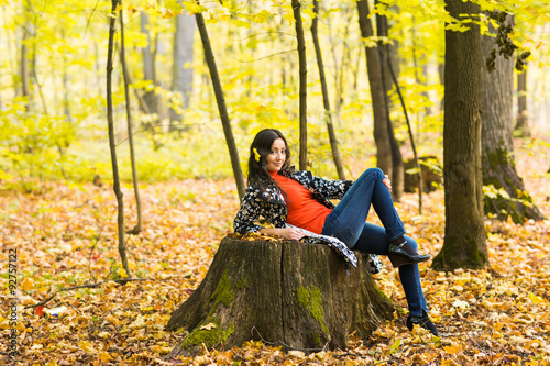 Young  woman relaxing in the autumn park
