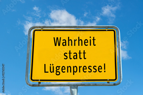 Ortstafel Wahrheit statt Lügenpresse photo